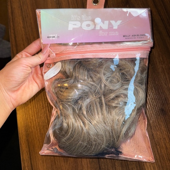 MOLLY PONYTAIL EXTENSION - Ash blonde
22" mid-length with spiral curls - Picture 4 of 6